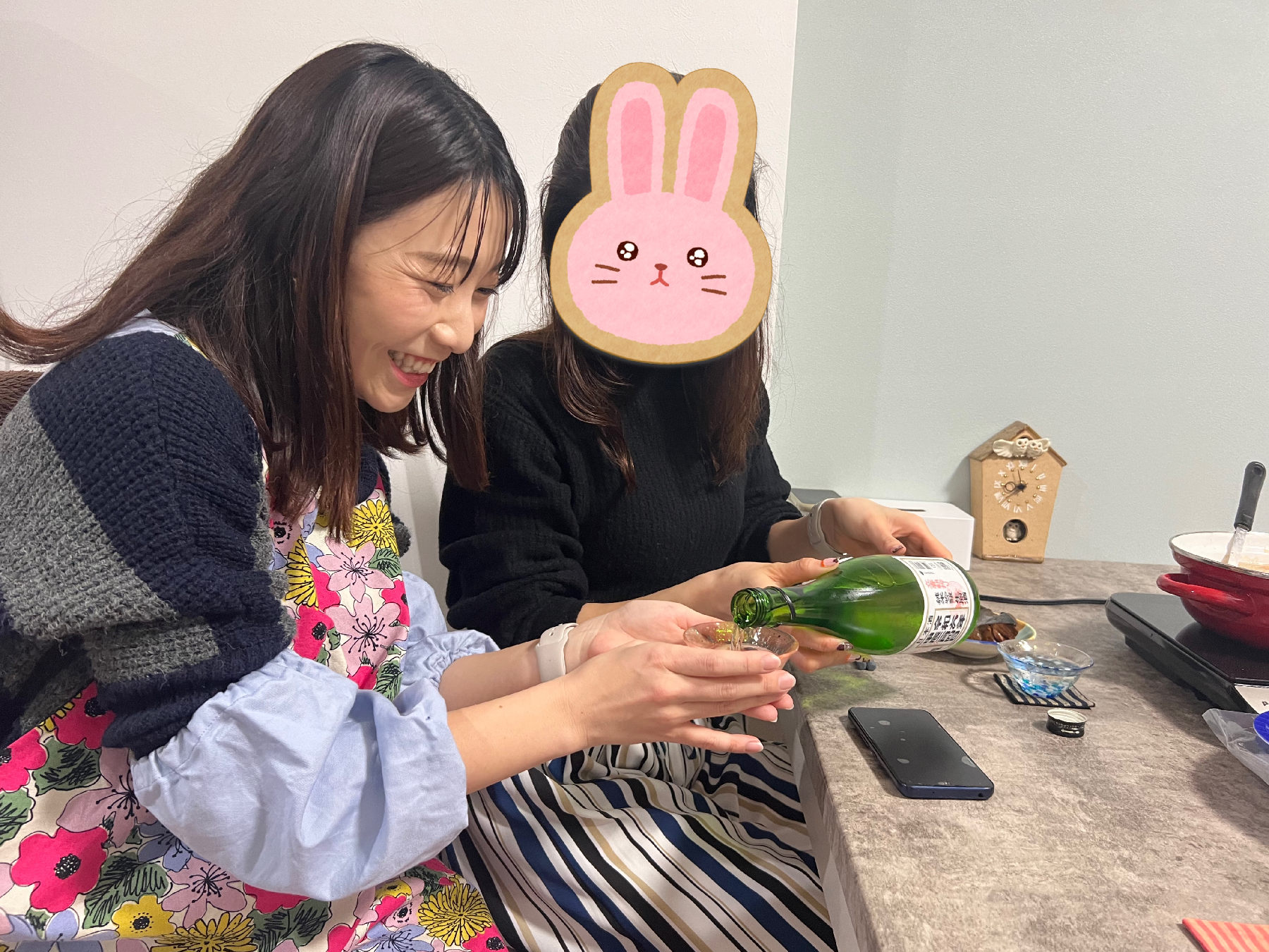 日本酒をお酌する様子