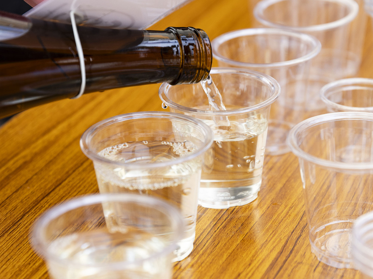小さなカップにお酒を注ぐ様子