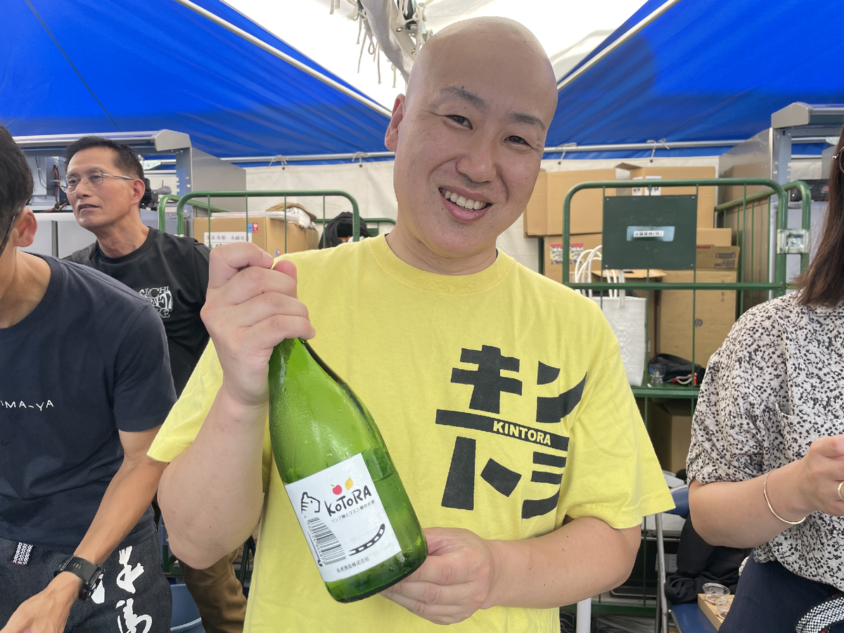 日本酒の瓶を持つ男性