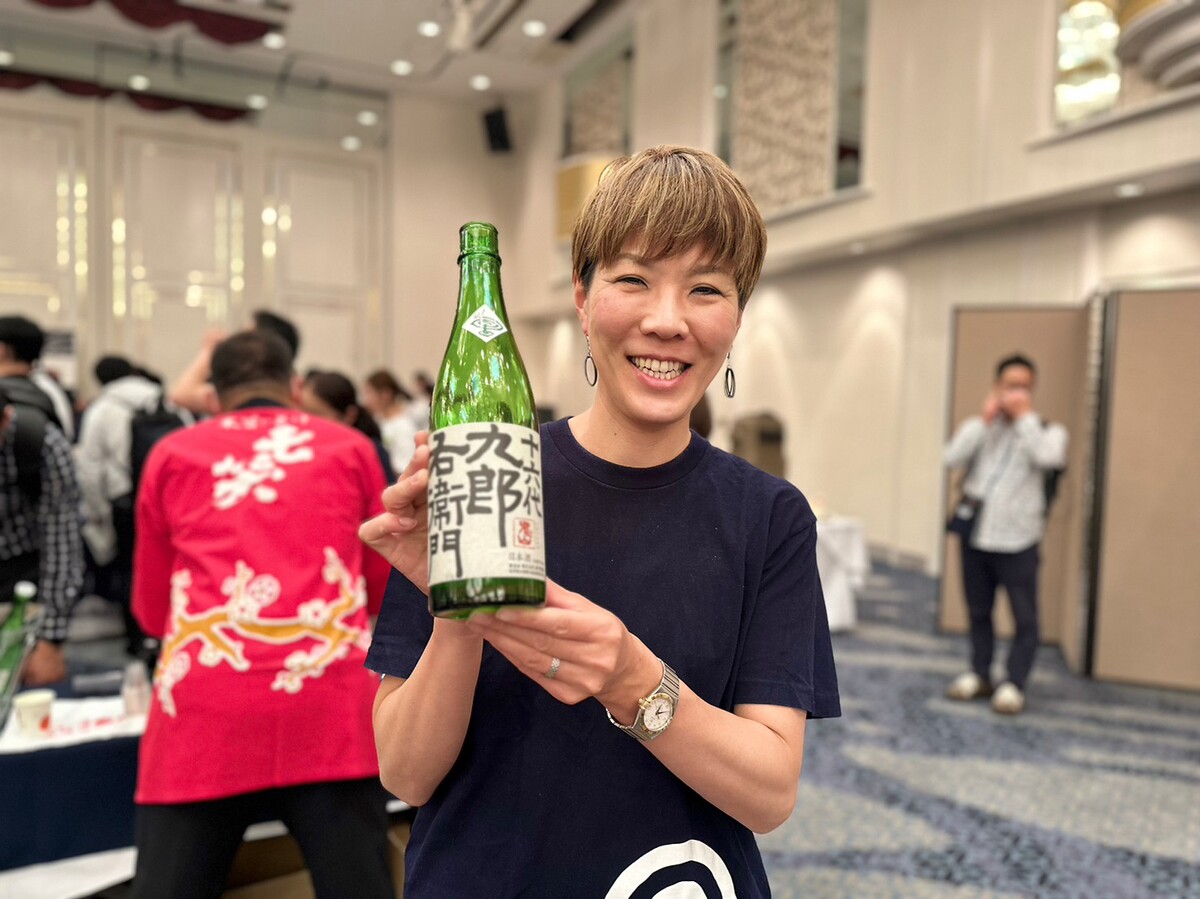 日本酒を手に持つ女性