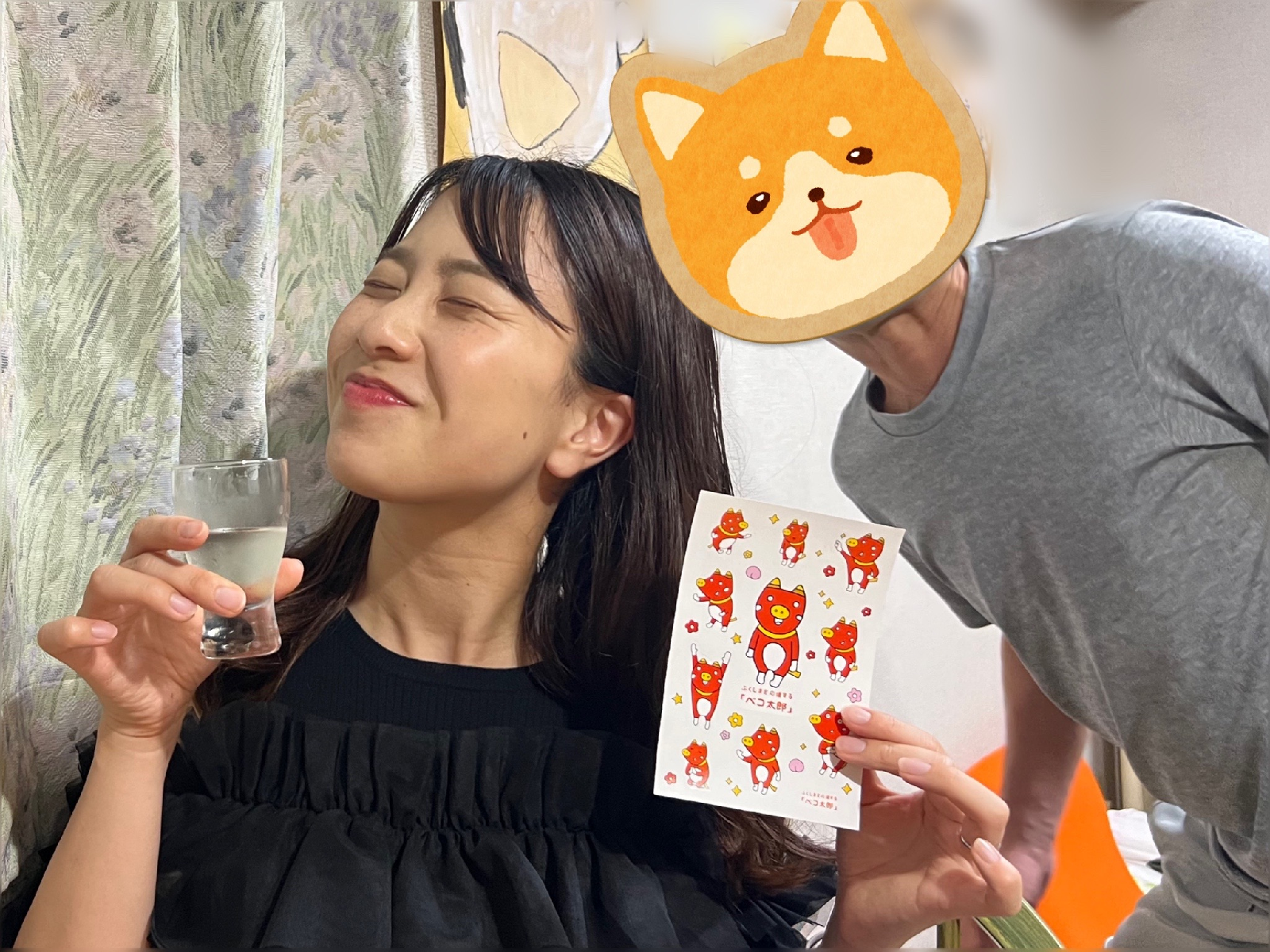 お酒を飲んでいる女性と見ている男性