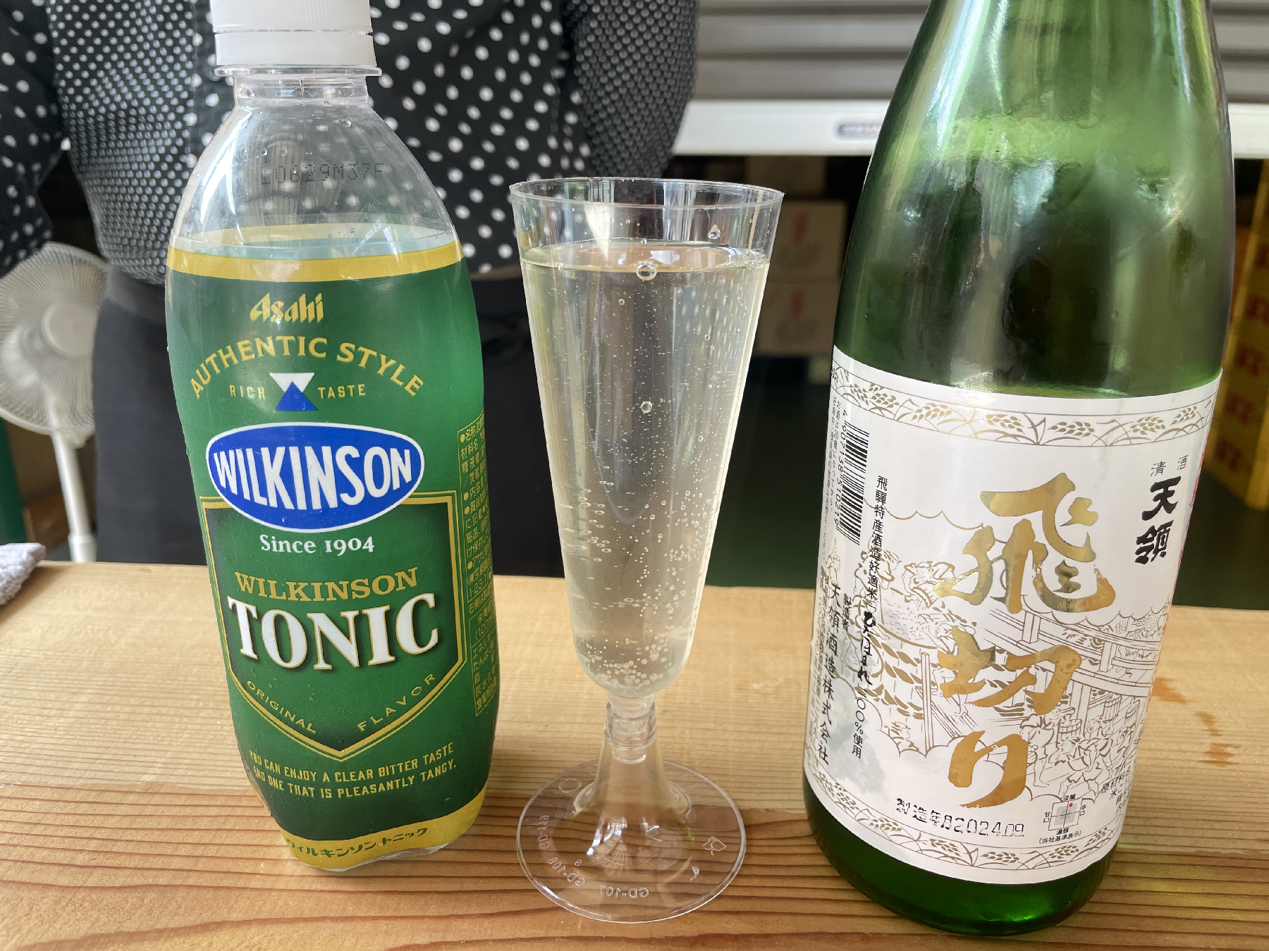 トニックウォーターと日本酒とカクテルが入ったグラス