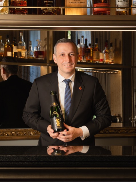日本酒の瓶を持った男性