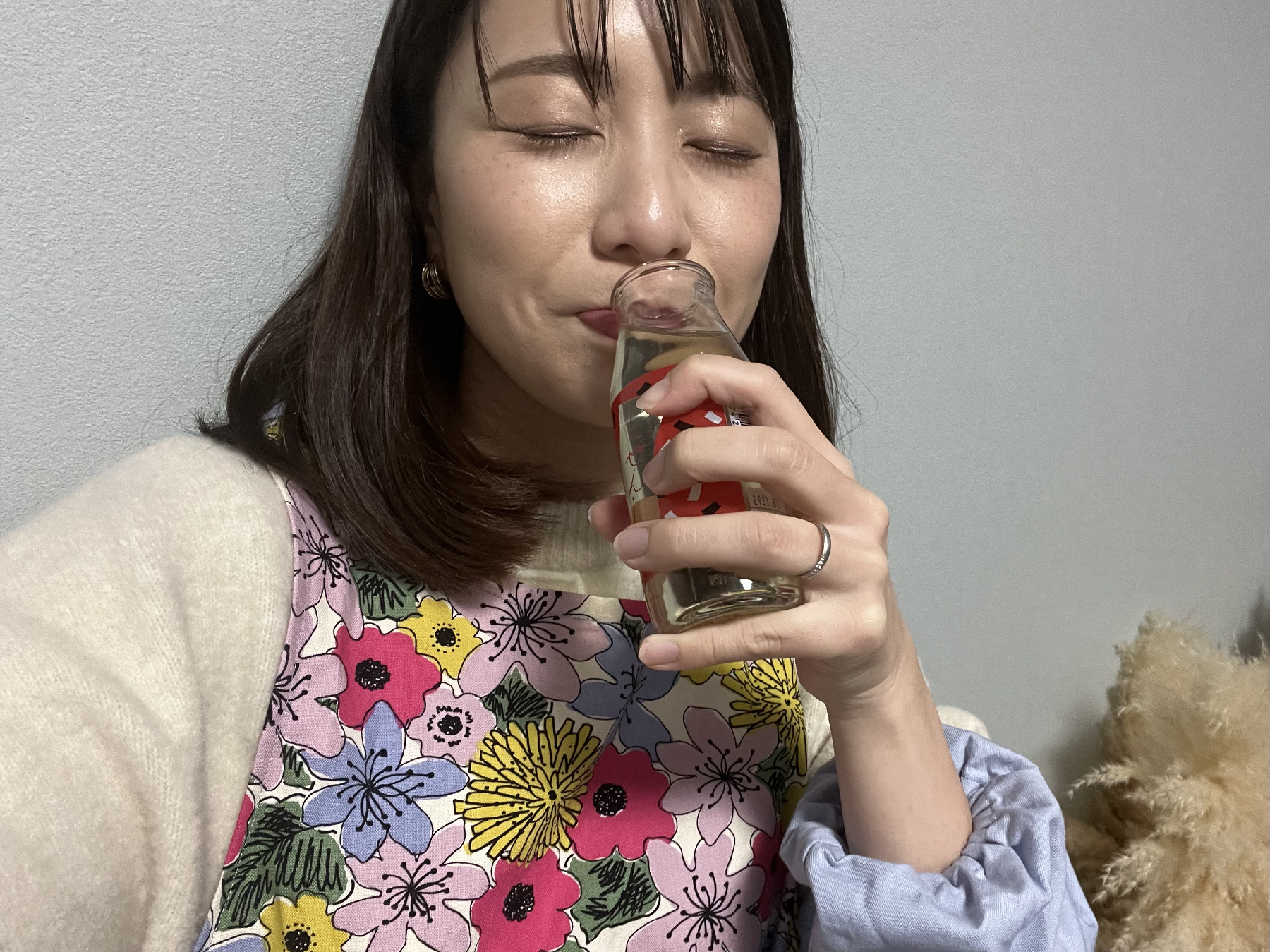 カップ酒を飲む女性