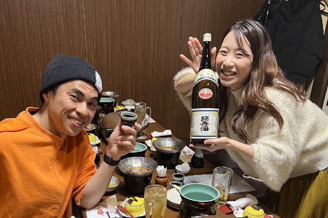 小島よしおさんと長江麻美アナウンサーが日本酒を楽しむ