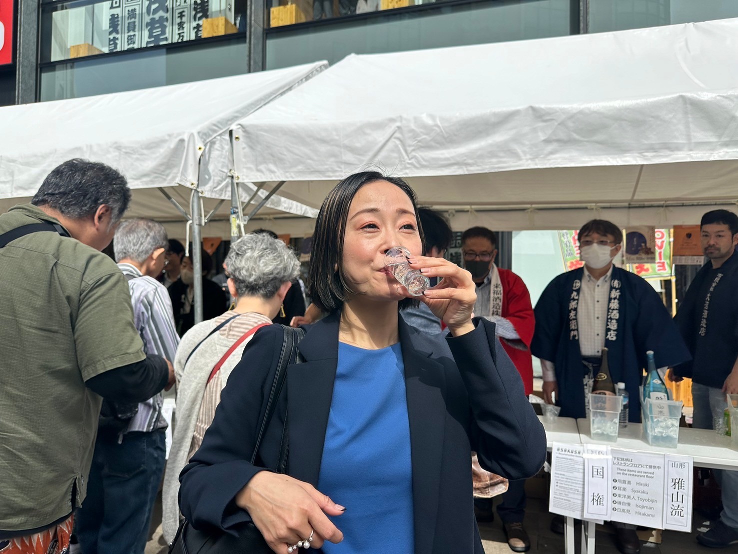 日本酒を飲む女性