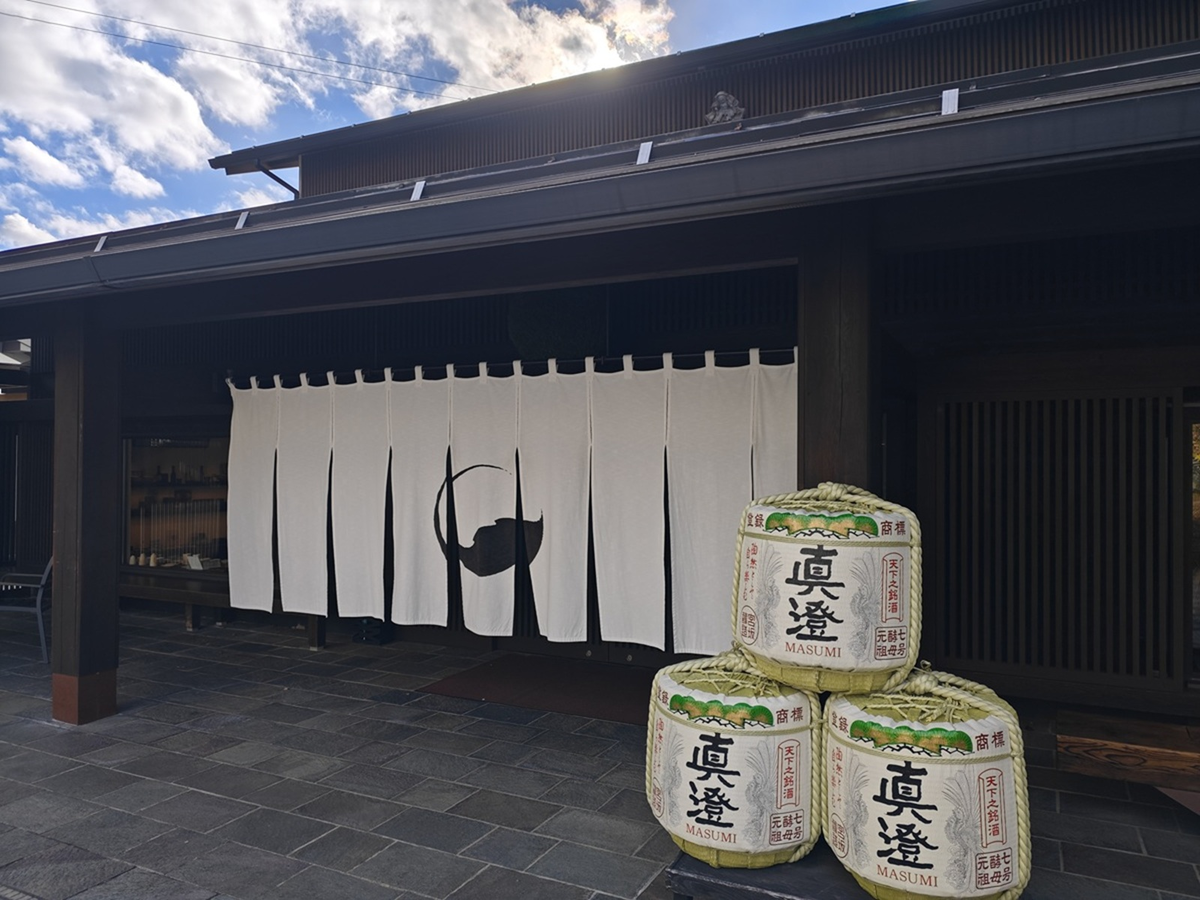 酒蔵の建物と積まれた酒樽