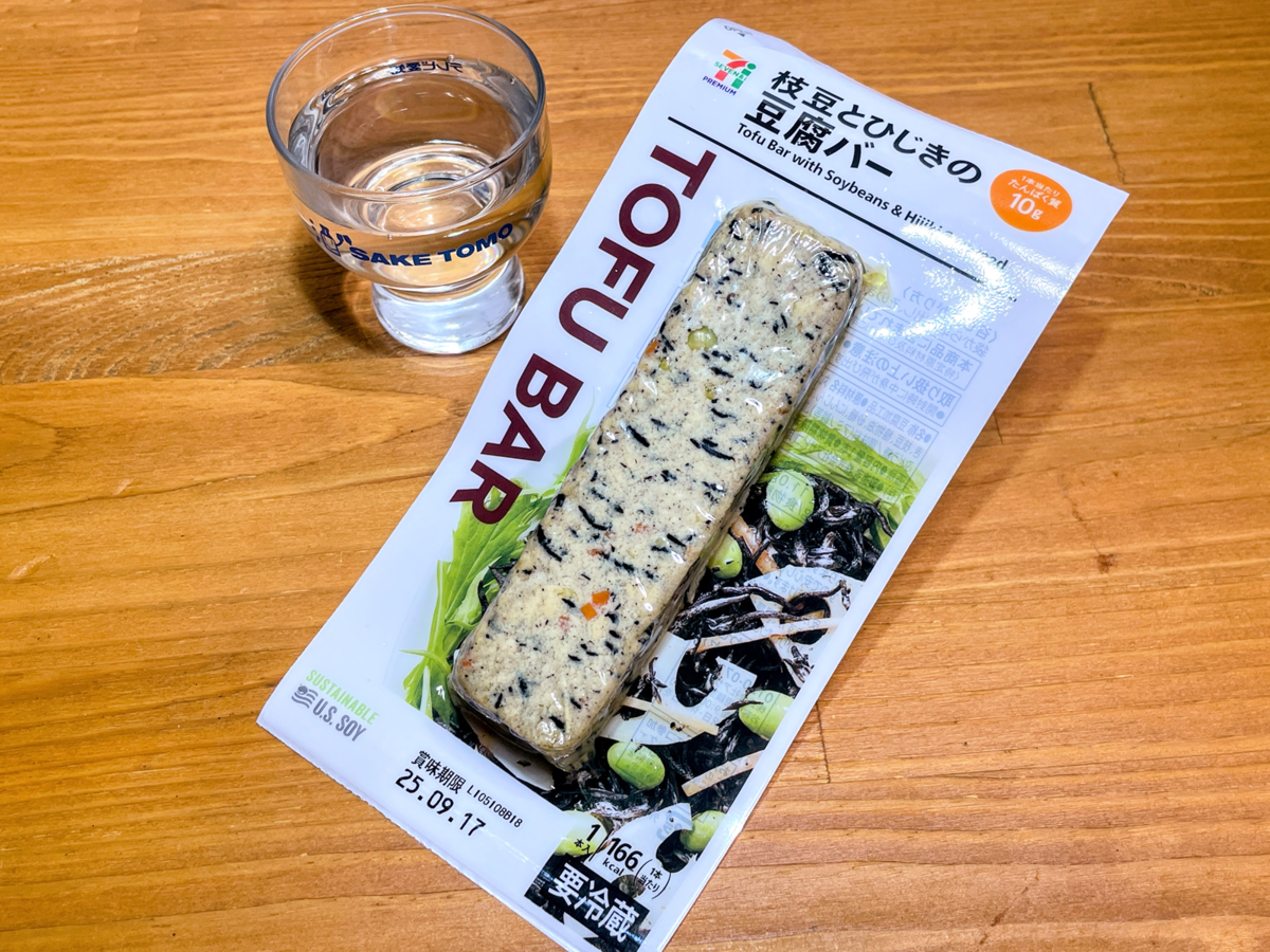 枝豆とひじきの豆腐バーとお猪口に入った日本酒