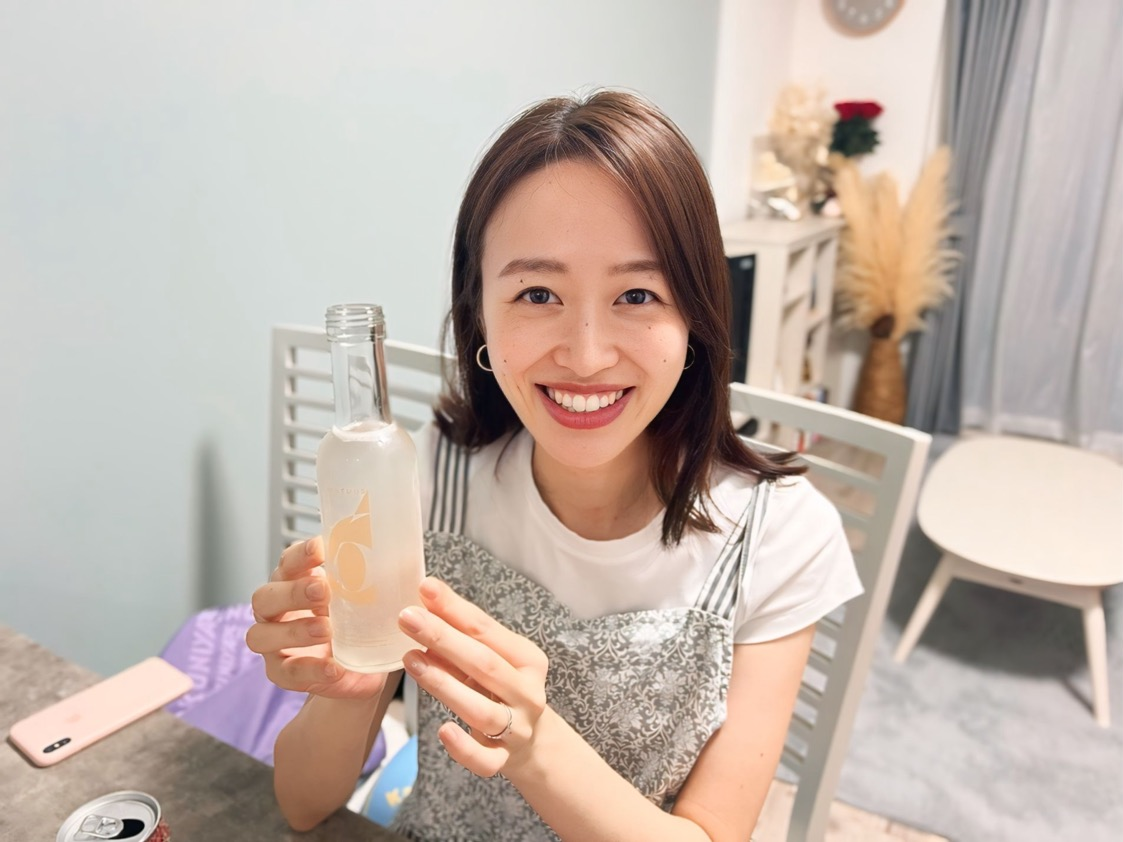 日本酒の瓶を手に持つ女性