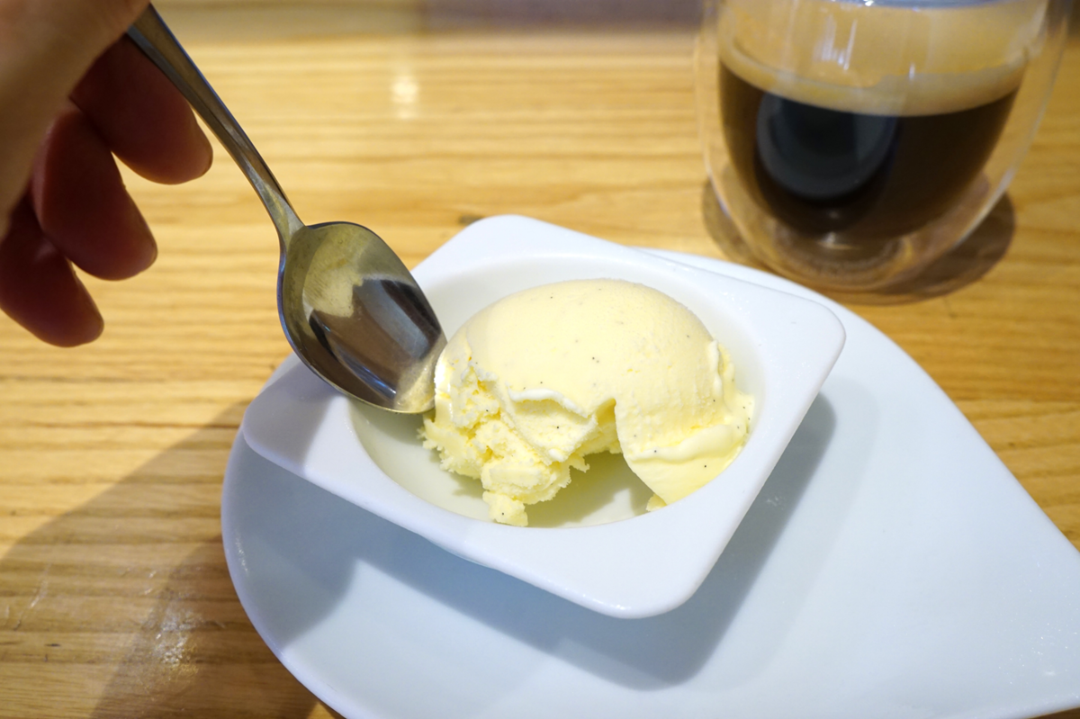 バニラアイスクリームとコーヒー
