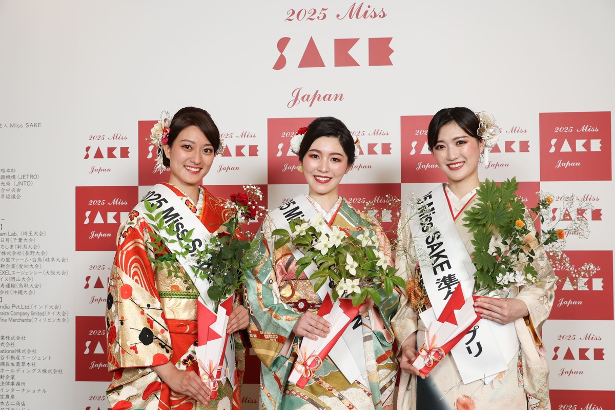 振袖を着た女性3人
