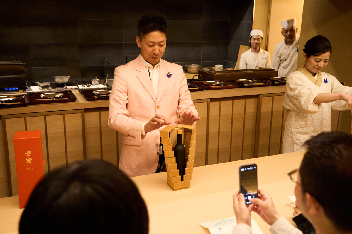 日本酒の説明をする男性
