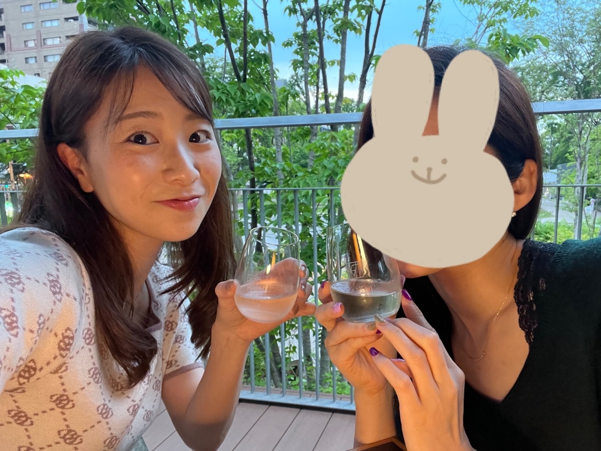 日本酒で乾杯する女性