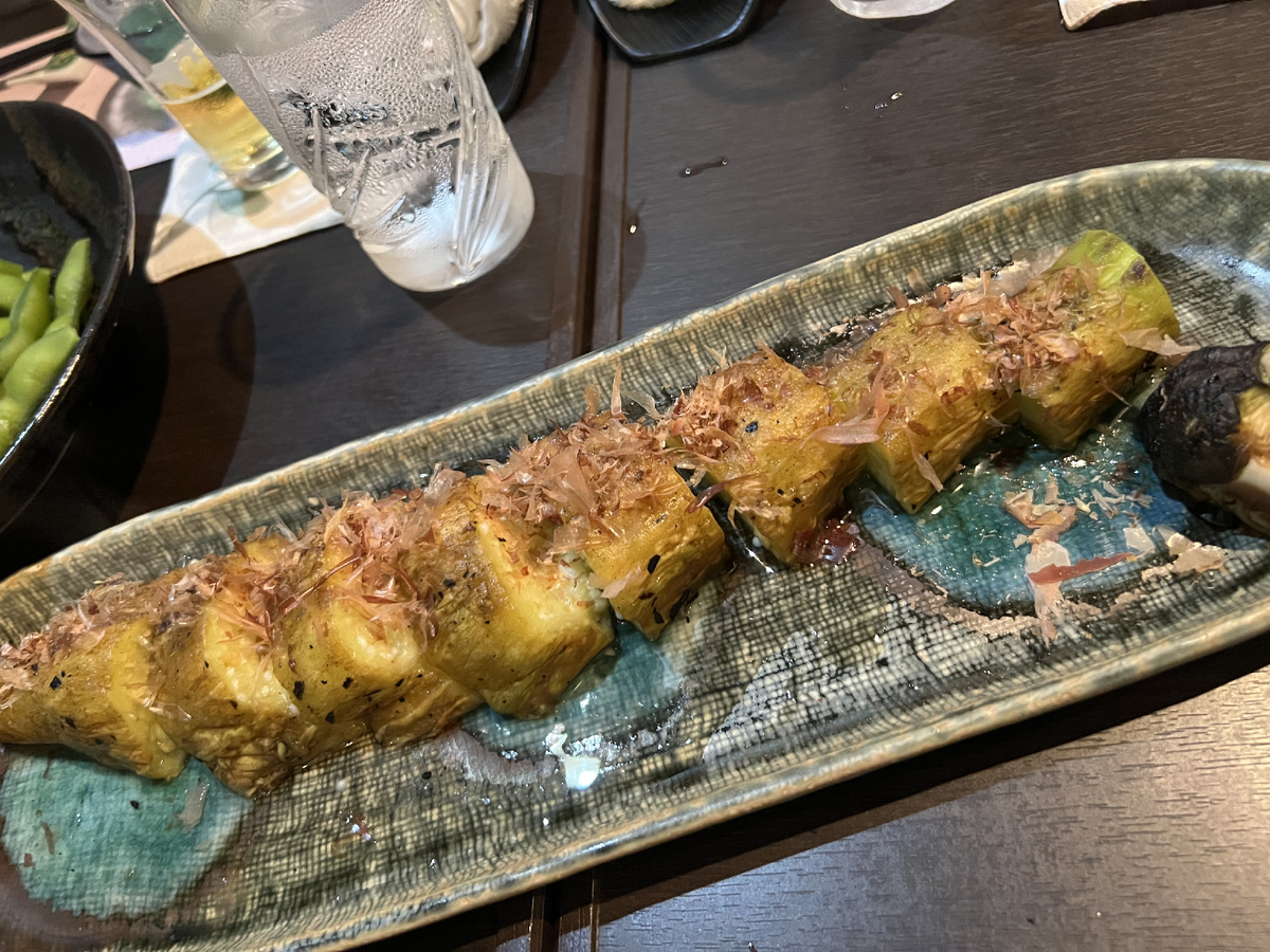 焼きナスが盛られた皿