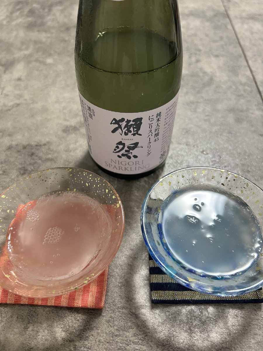 日本酒の瓶とお猪口が２つ