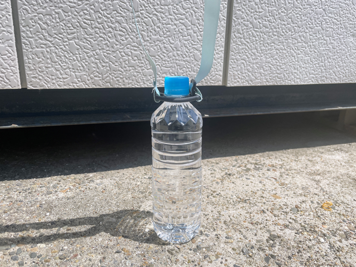 ストラップ付のペットボトル