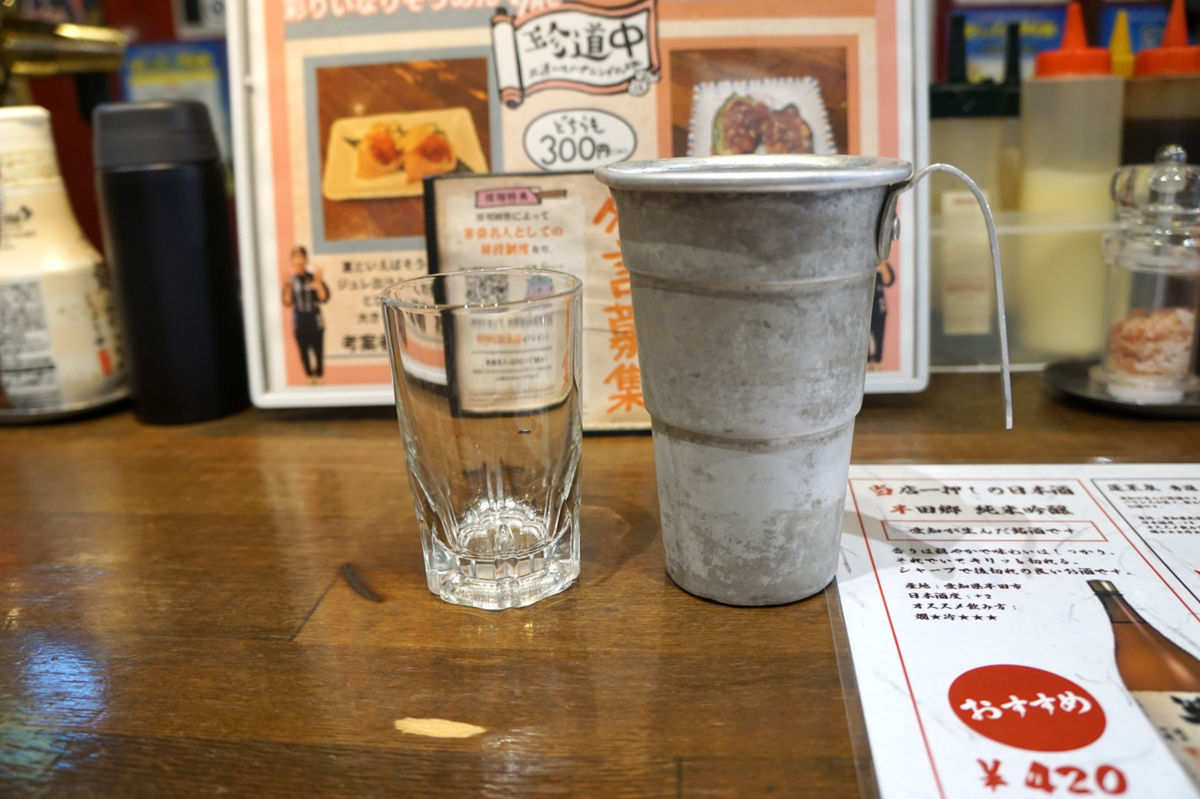 ちろりに入った「本醸造 辛口／賀茂鶴（広島県）」とグラス