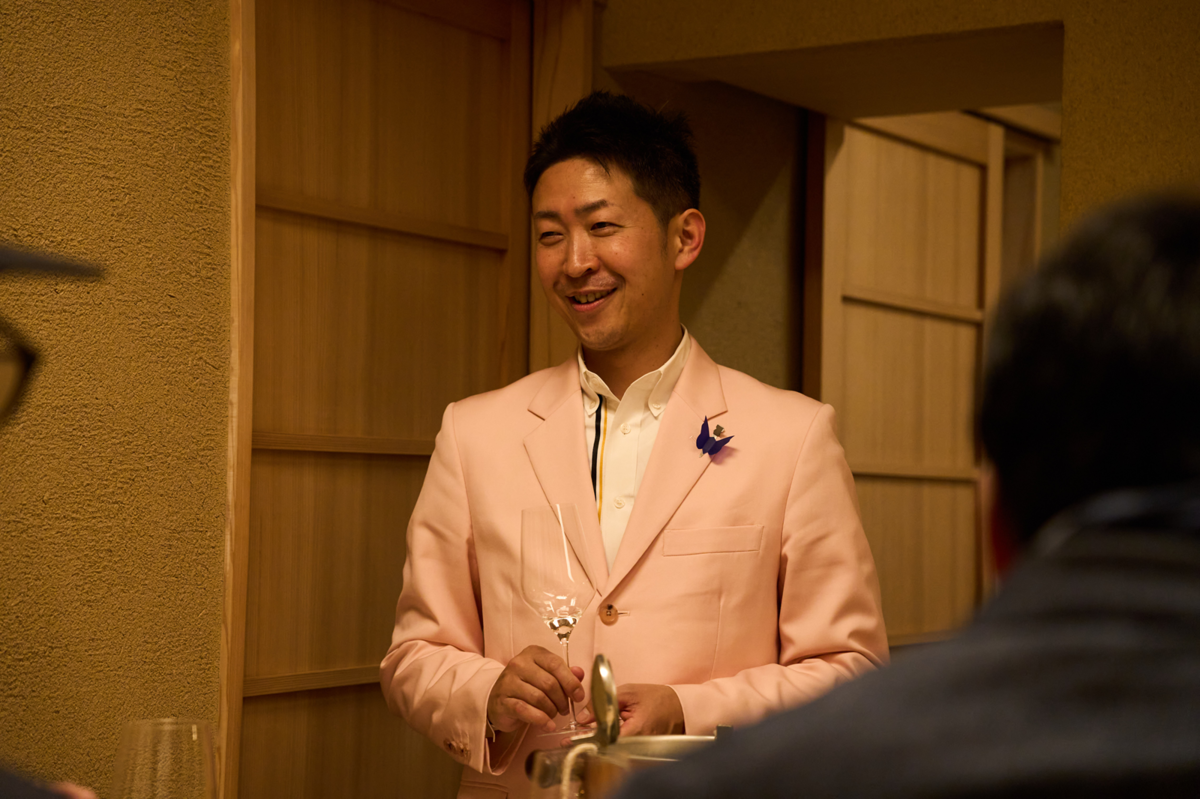 微笑んでいる男性