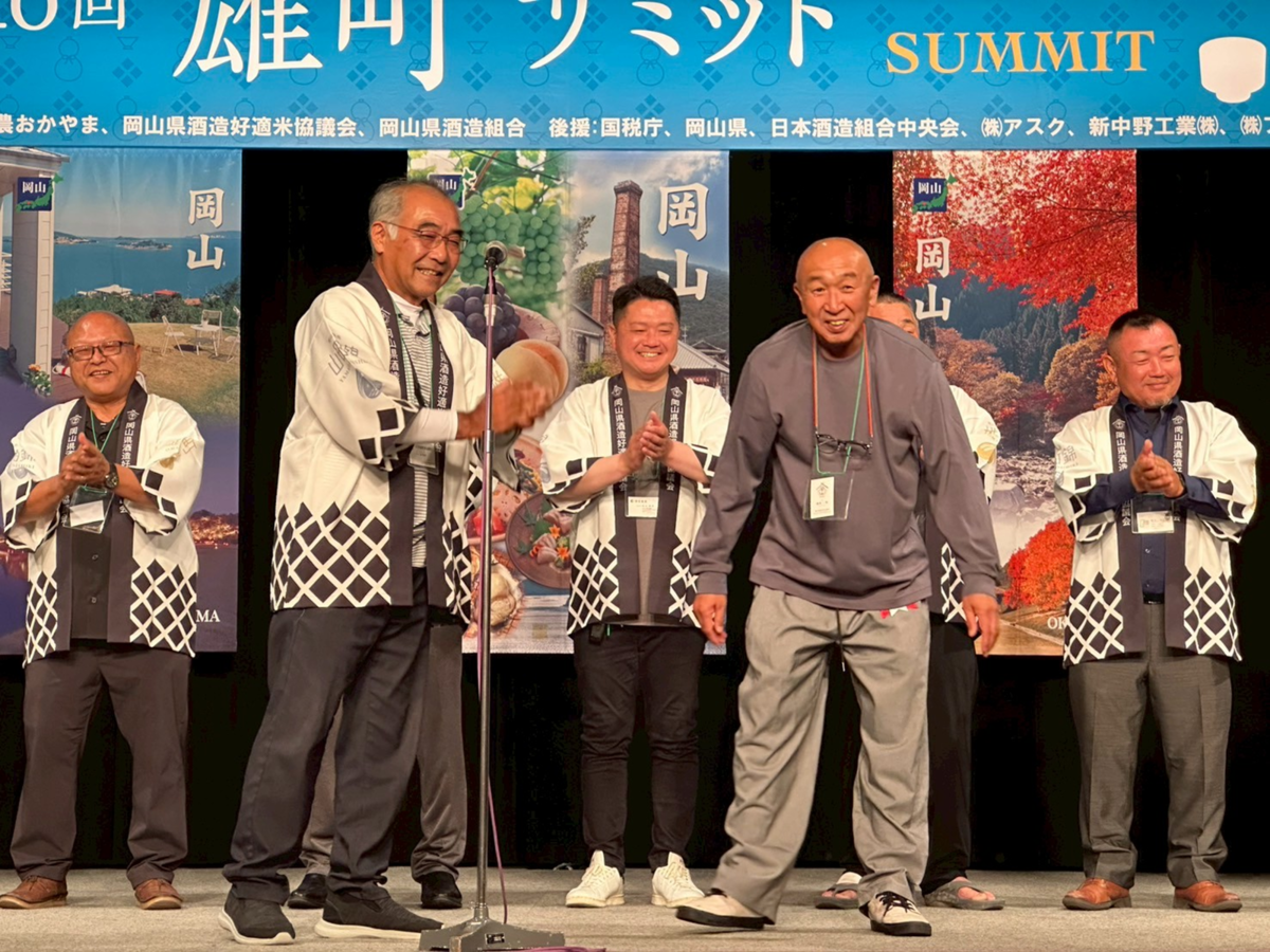 登壇する男性