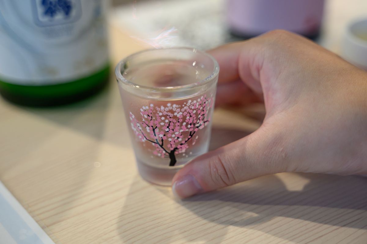色が変わる桜のおちょこ