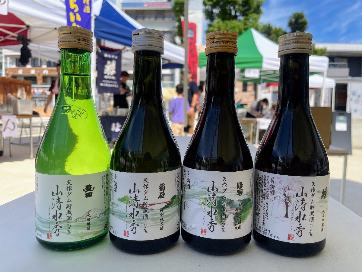 日本酒の瓶が4本並ぶ