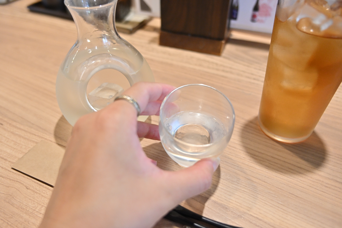 日本酒を飲む手元