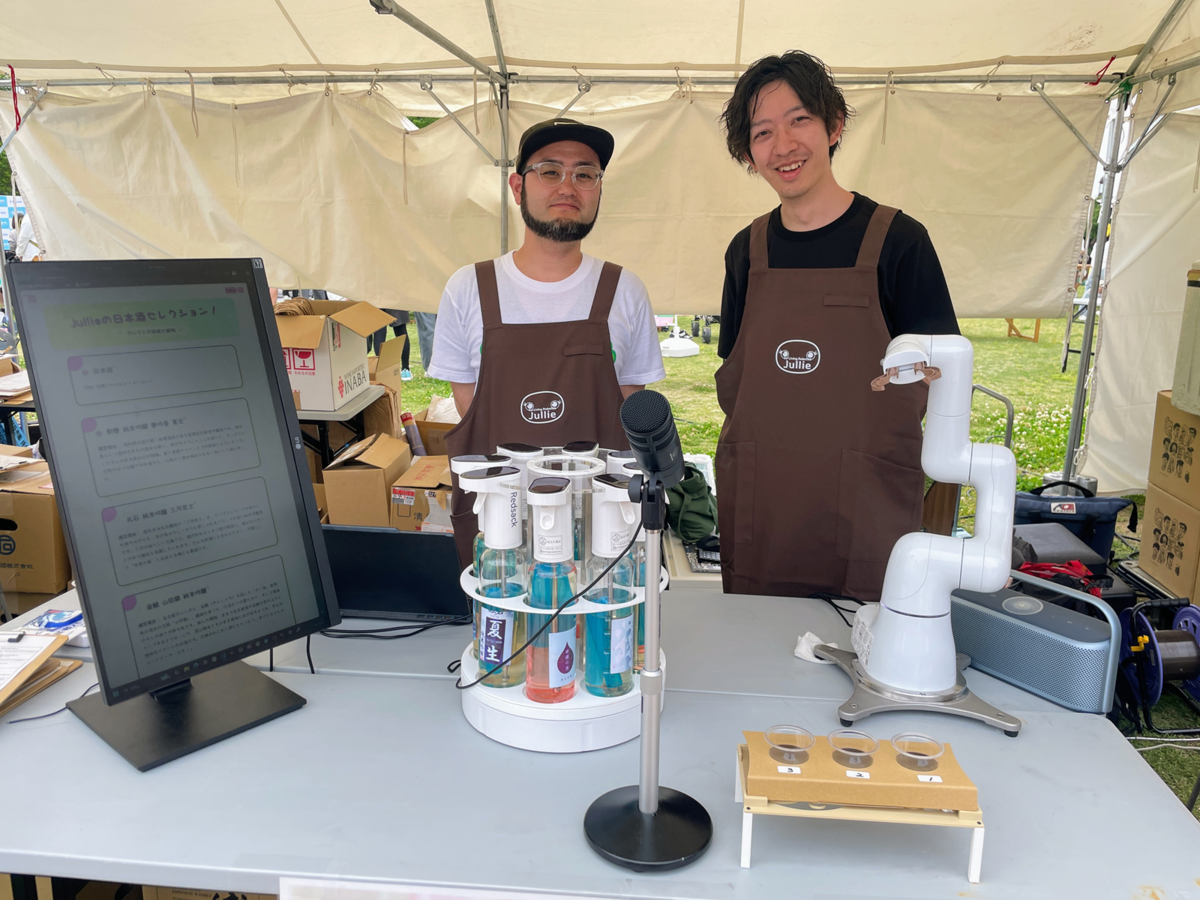AIロボットと開発チームの男性