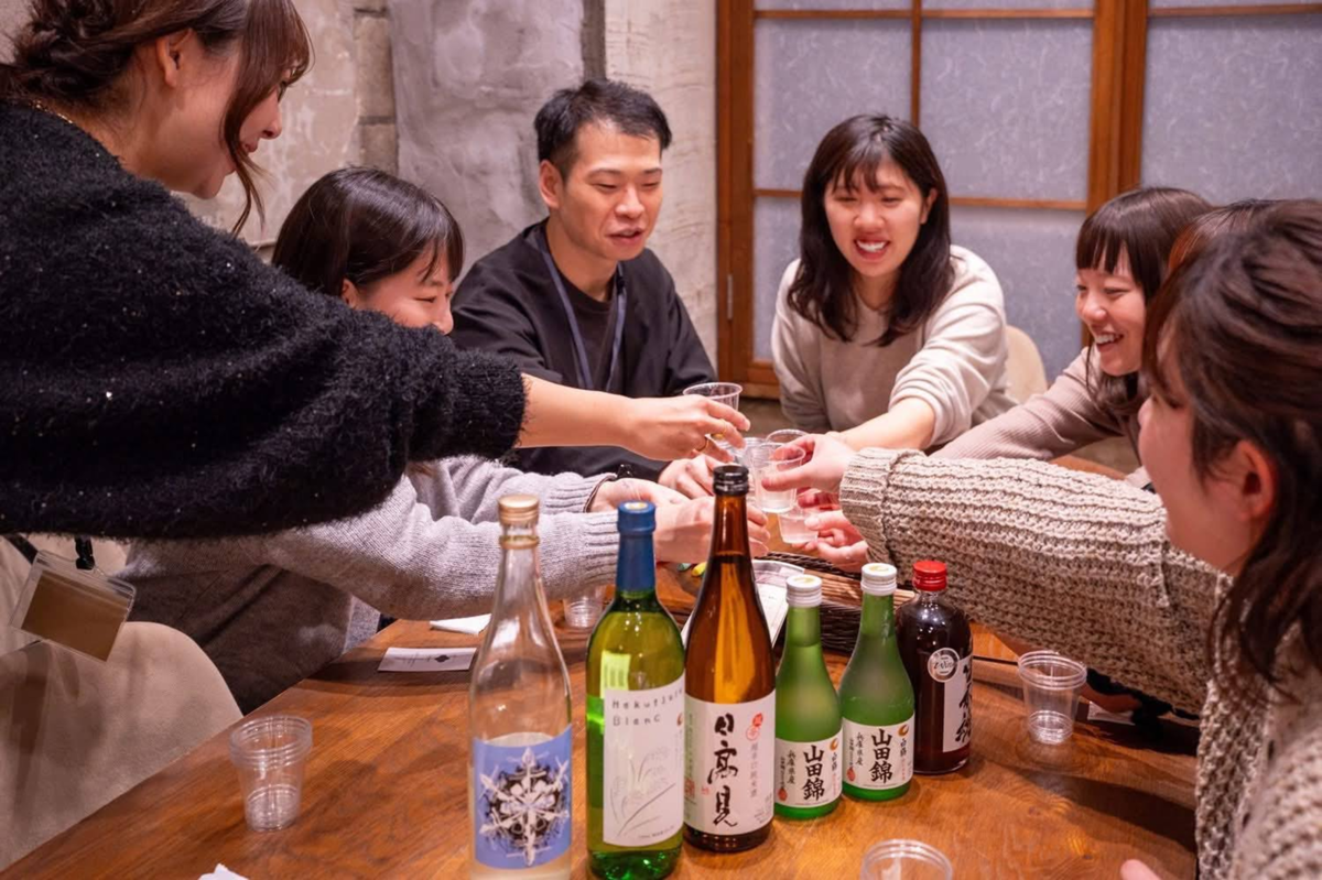 イベントで日本酒を楽しむ、日本酒コミュニティ「酒小町」のメンバー