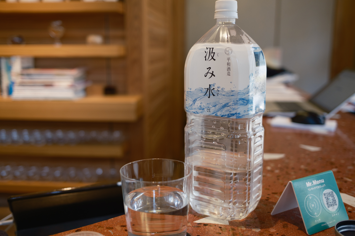 和らぎ水として提供される、平和酒造の汲み水