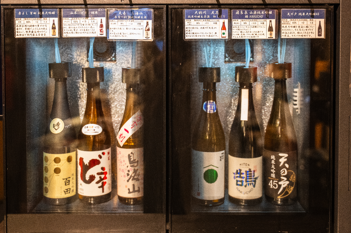 6本の瓶が入った日本酒の試飲器