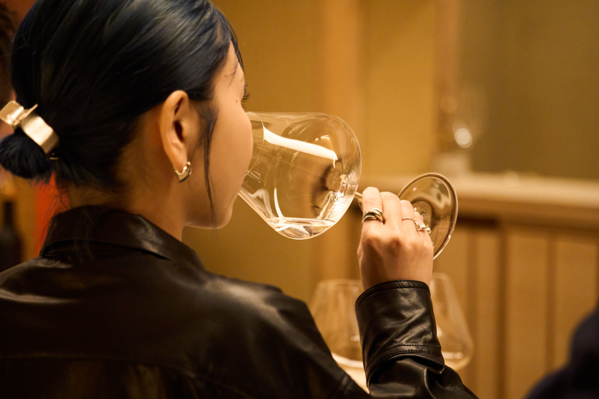 日本酒を飲む女性