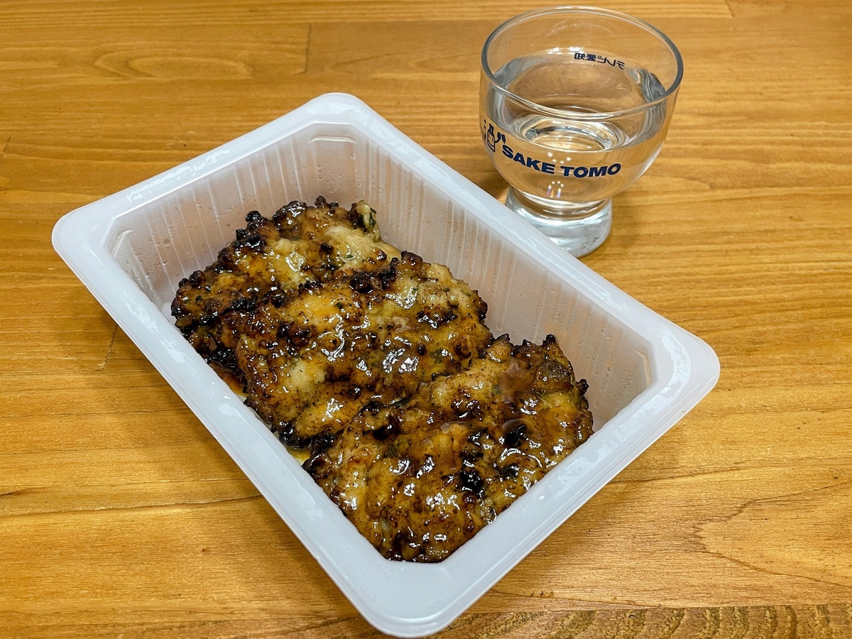 セブンのお惣菜と日本酒が入ったグラス