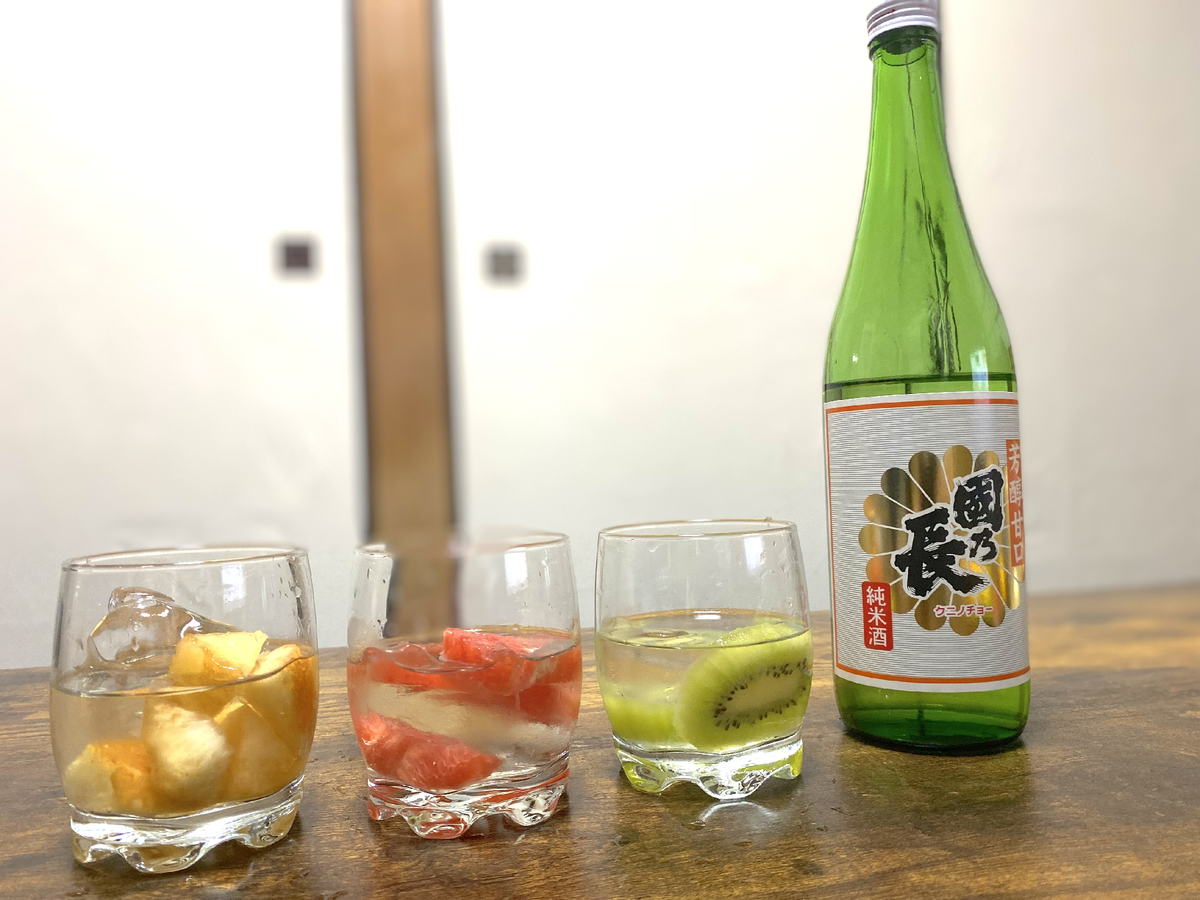 フルーツと日本酒が入ったグラス3つ