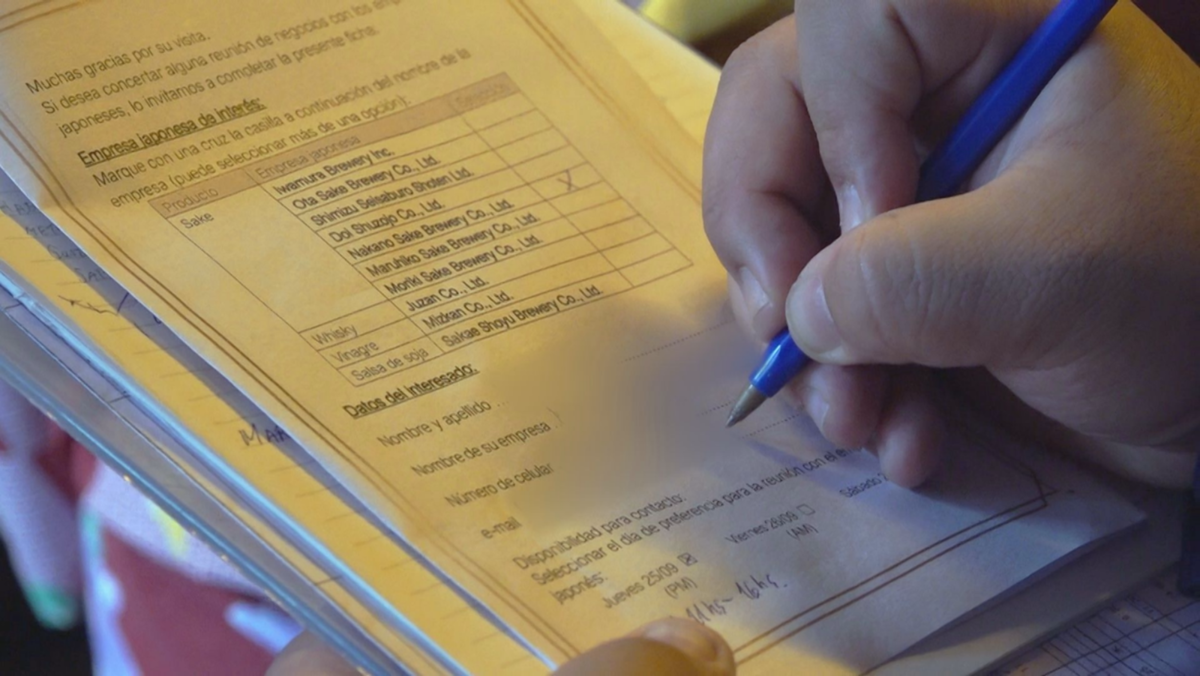 アンケートを書く手元