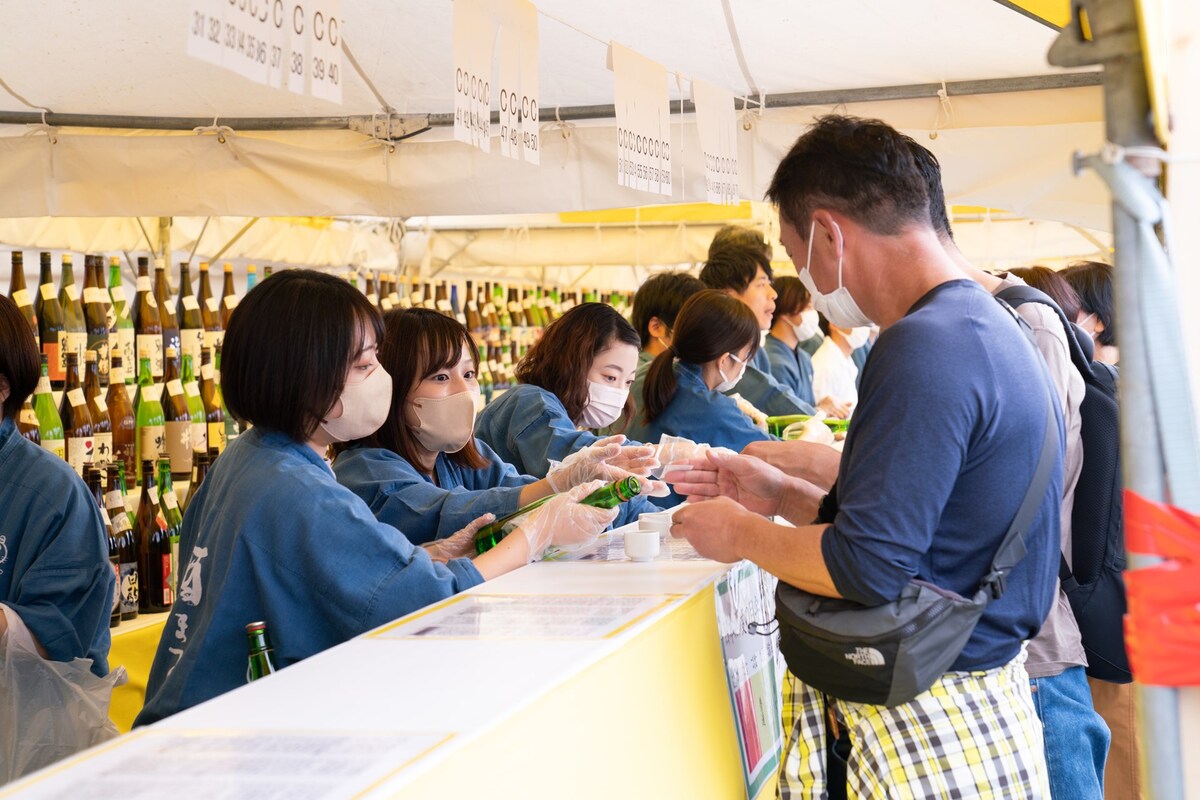 831銘柄の日本酒が試飲できる「酒ひろば」