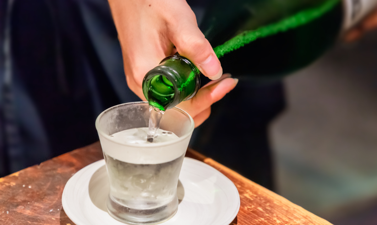 日本酒をグラスに注ぐ様子