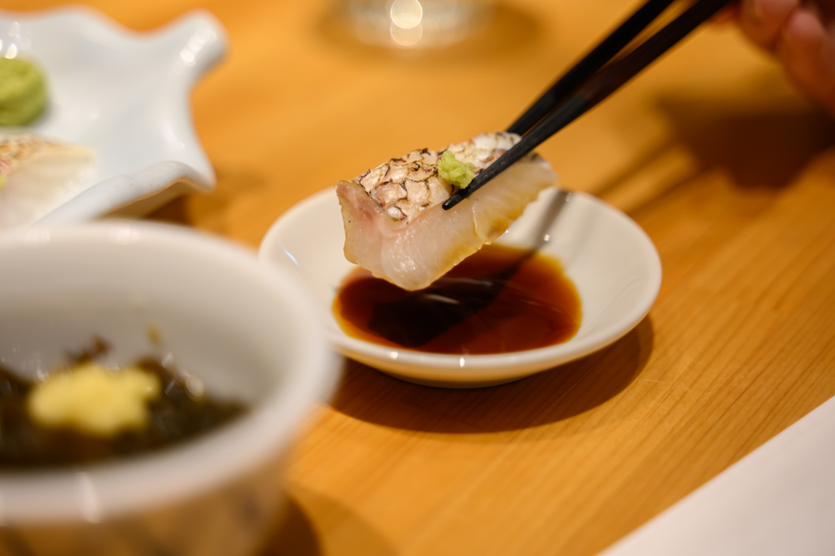 お刺身を醤油につける手元