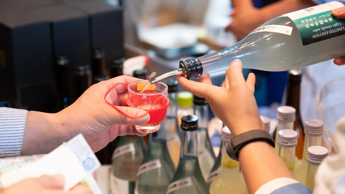 おちょこグラスに日本酒を注ぐ様子