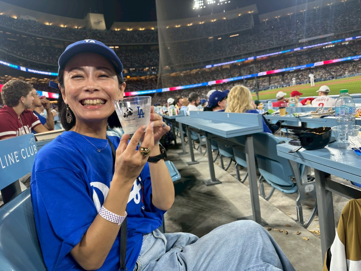 ドジャーススタジアム内で写真を撮る女性