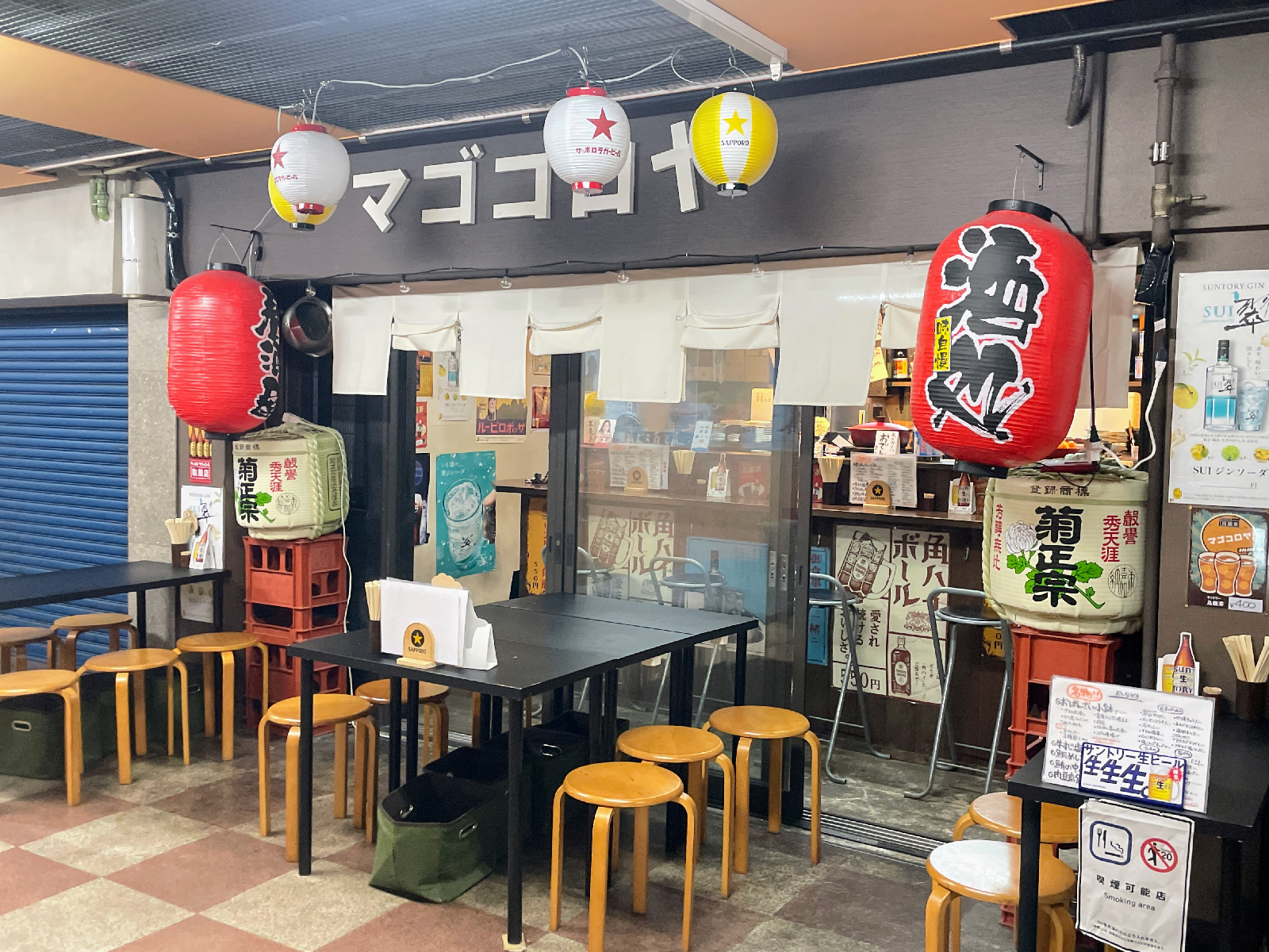 店の外観、赤い提灯