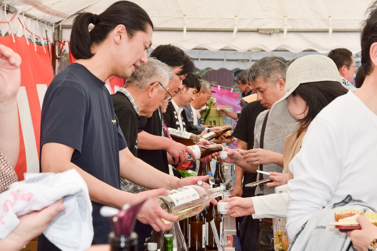 日本酒を振る舞う様子