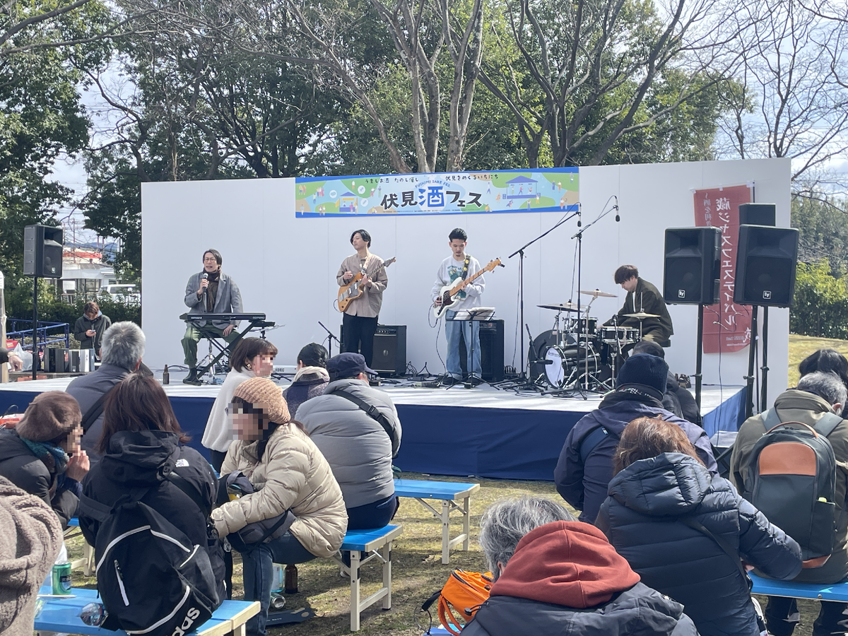 ステージで演奏するバンドと観客