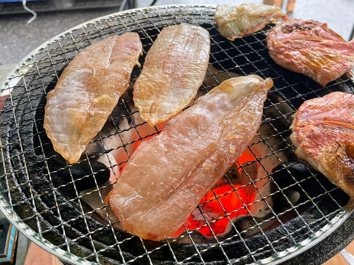 地元西尾市産のフグの干物七輪焼き