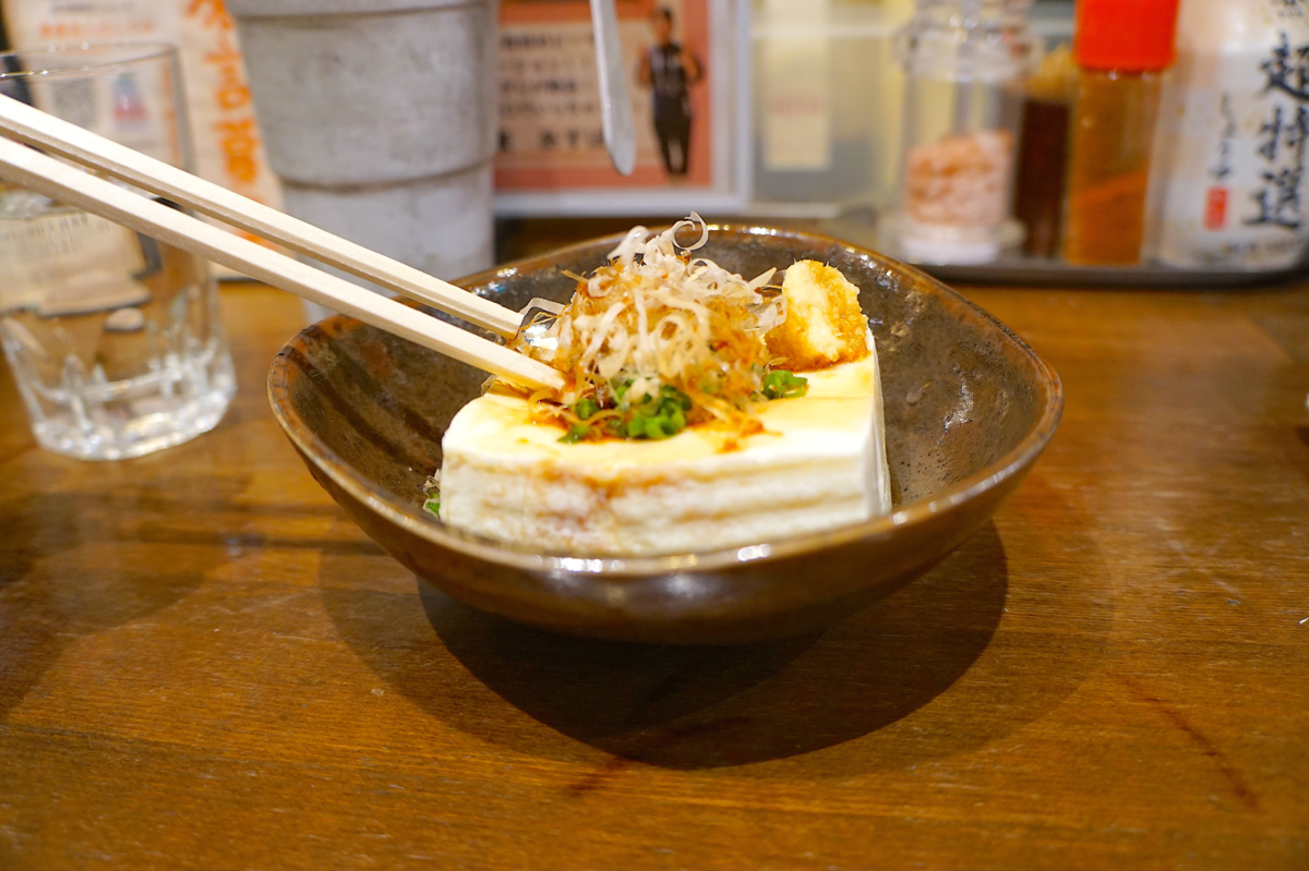 糸削りの鰹節と小ネギ、生姜のすりおろしが乗った冷奴