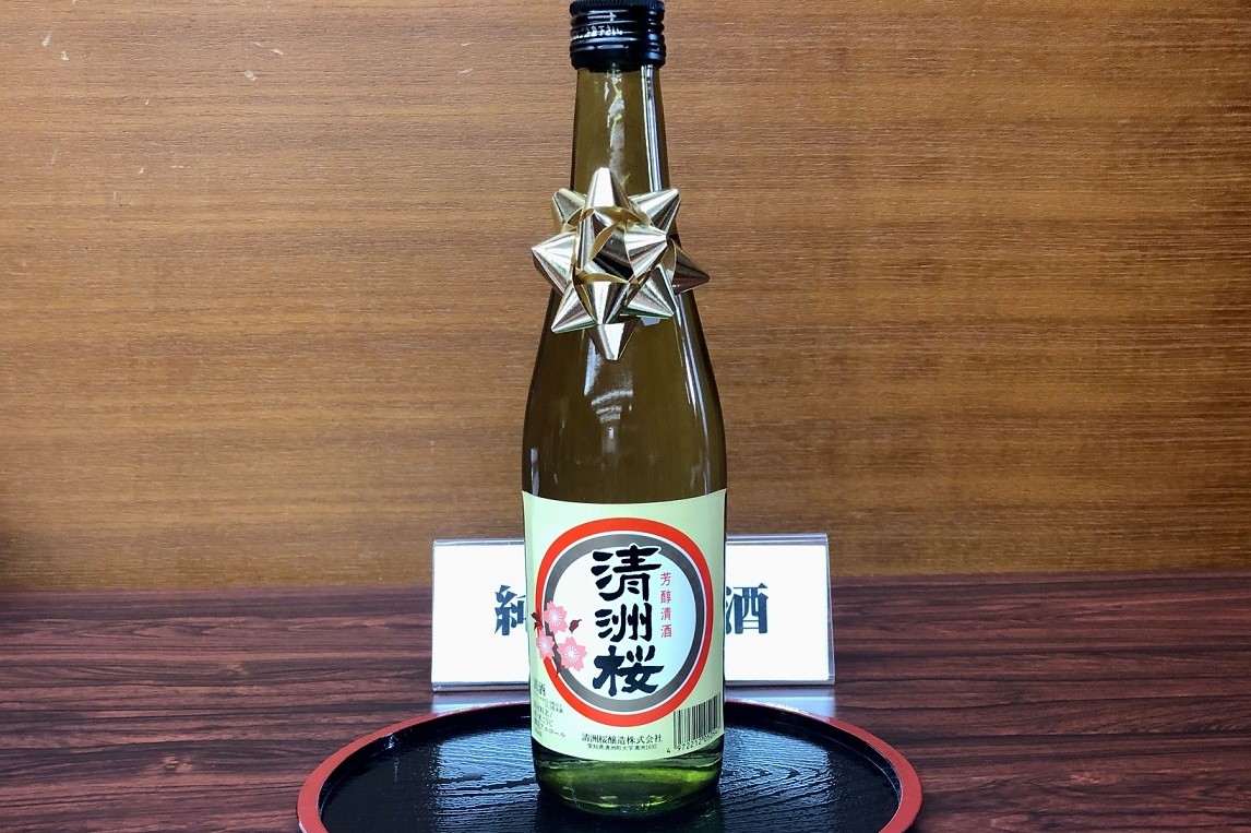 日本酒の四合瓶「清州桜」