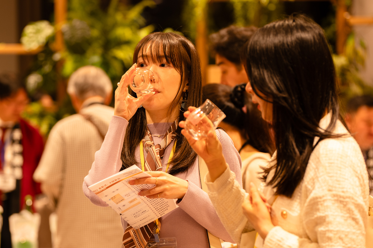 日本酒を試飲する女性たち