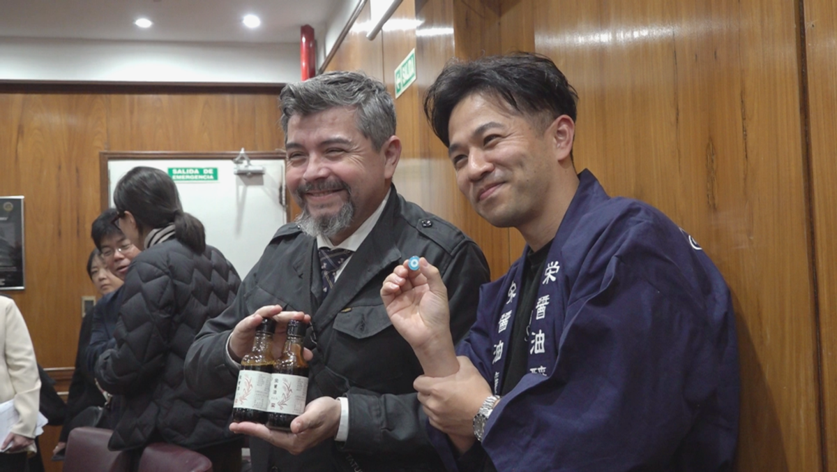 アルゼンチン人と写真を撮る中埜酒造蔵人