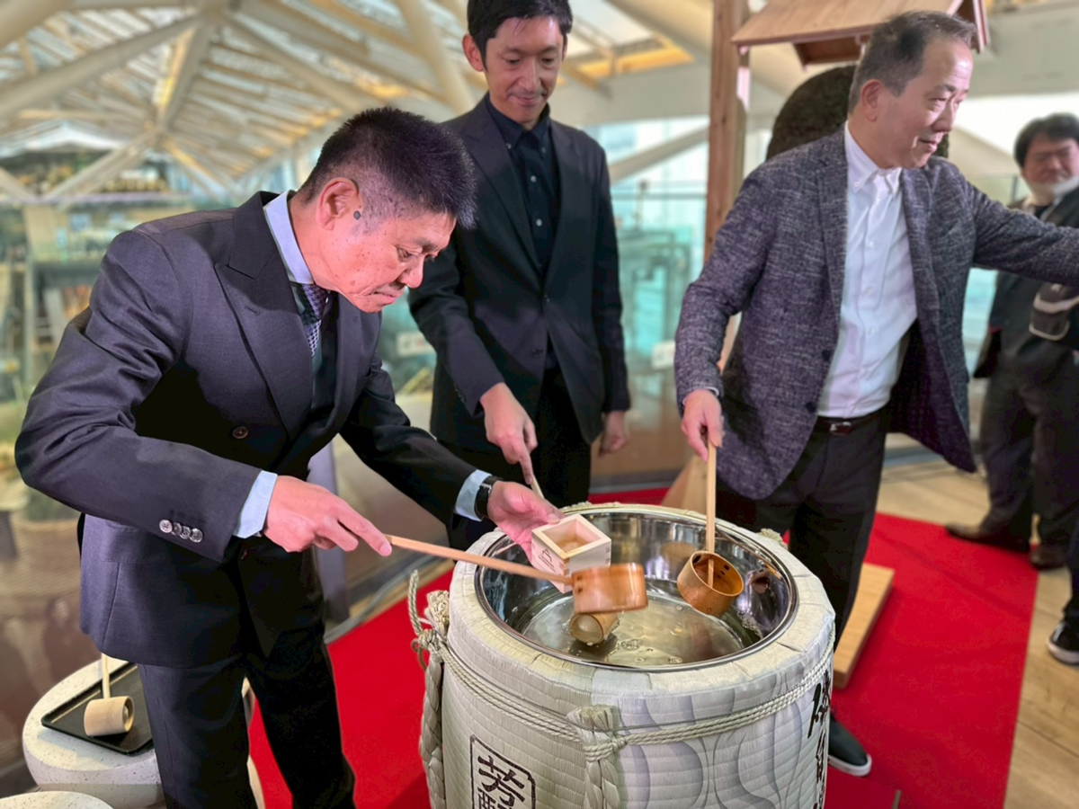 枡に日本酒を注ぐ男性