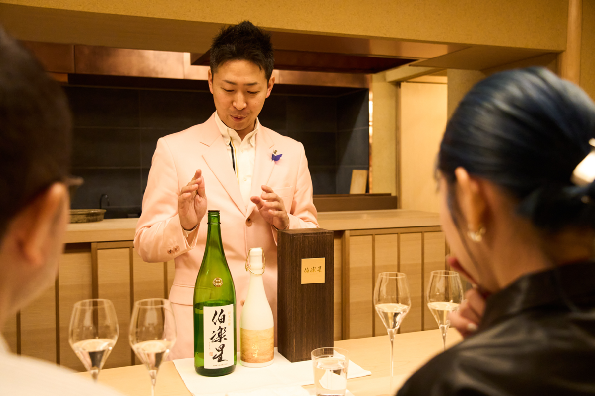 日本酒の説明をする男性