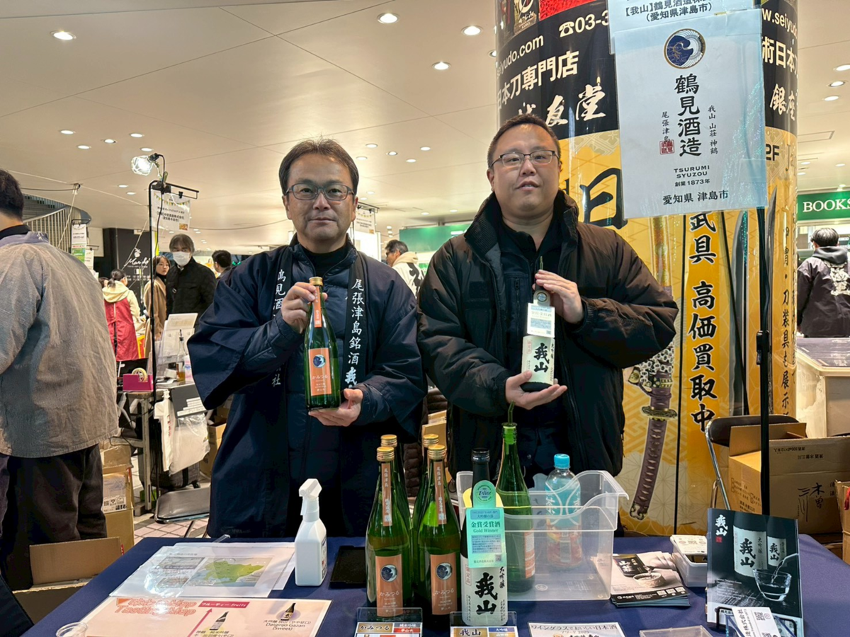 日本酒の瓶を持つ男性2名
